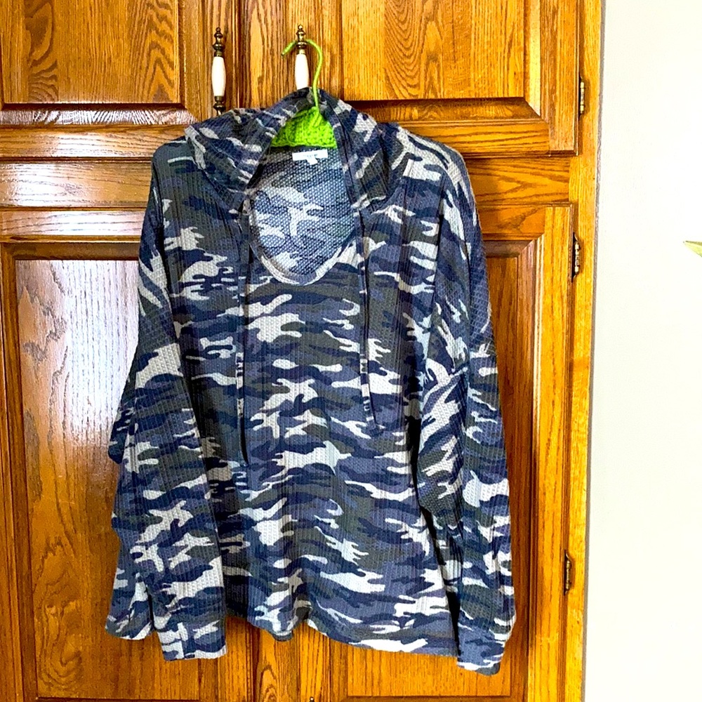 Maurices 4X hooded Camo thermal shirt